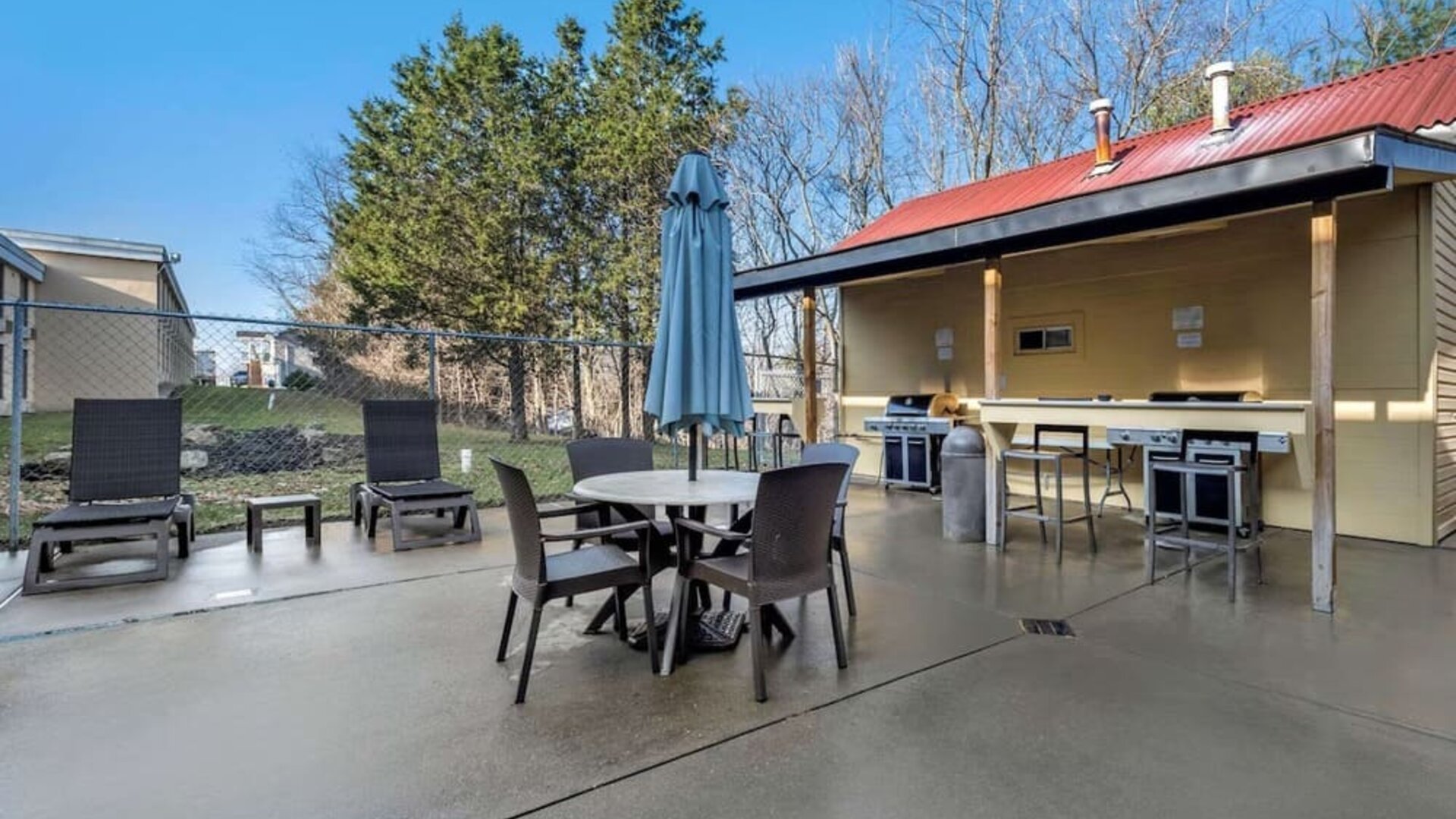 Grill and picnic area at Comfort Inn & Suites Triadelphia.