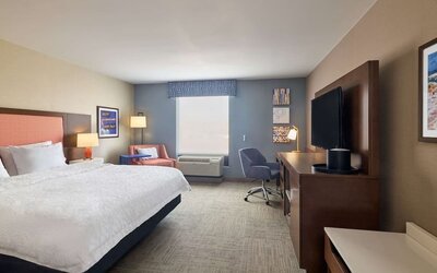 Day use room with work desk at Hampton Inn & Suites Providence/Smithfield.
