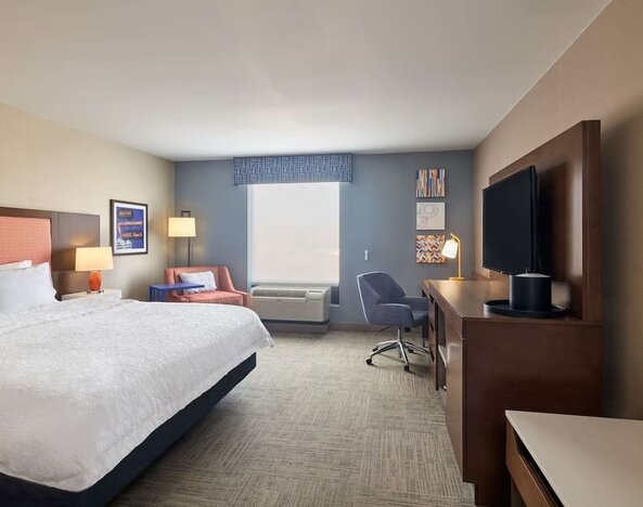 Day use room with work desk at Hampton Inn & Suites Providence/Smithfield.
