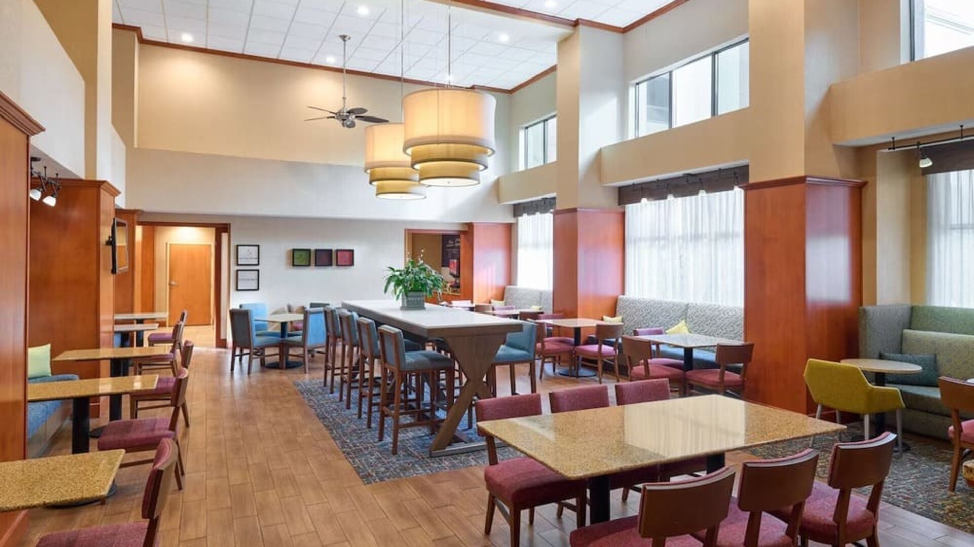Breakfast area perfect for coworking at Hampton Inn & Suites Providence/Smithfield.