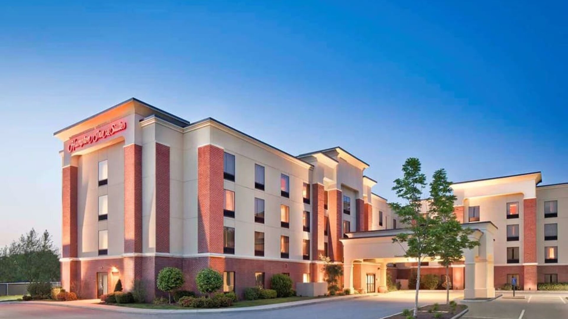 Hotel exterior at Hampton Inn & Suites Providence/Smithfield.