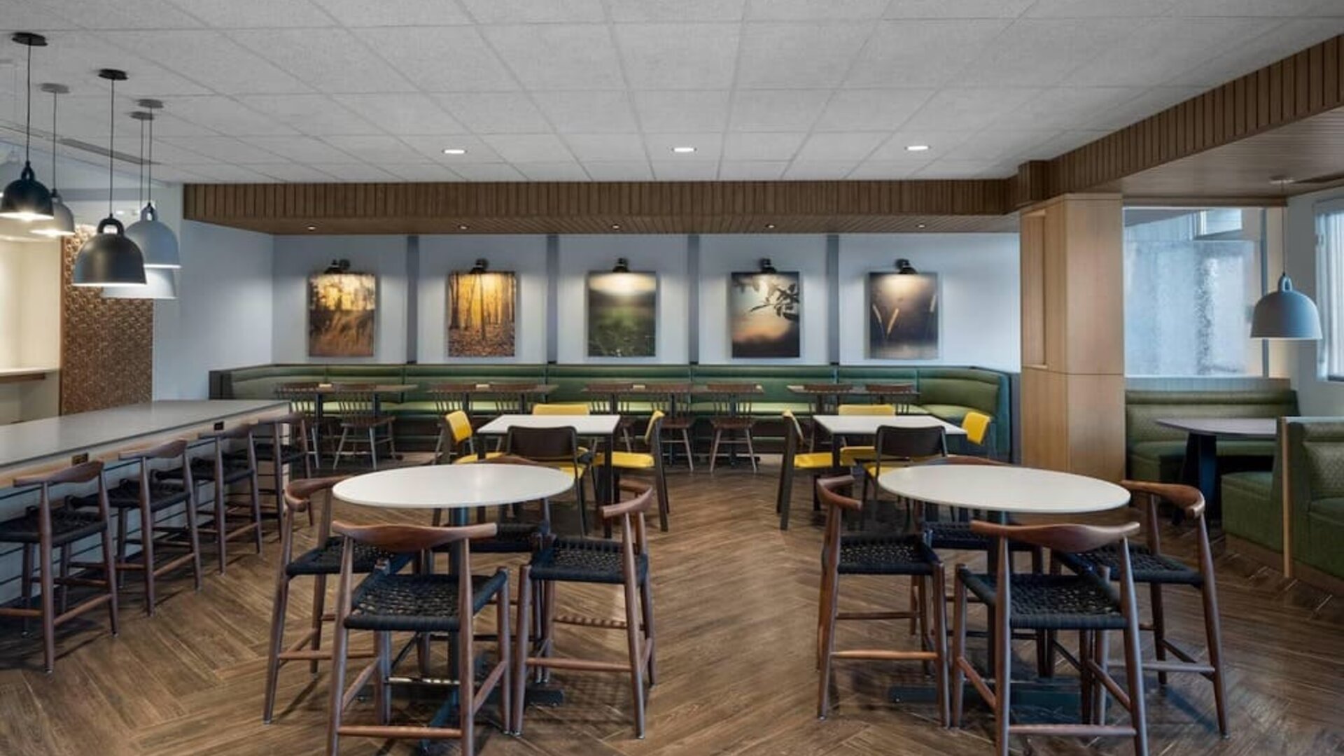 Dining area perfect for coworking at Fairfield Inn & Suites By Marriott Kenosha Pleasant Prairie.