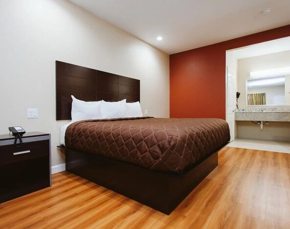 King room at Palace Inn 290 & Jones Rd.