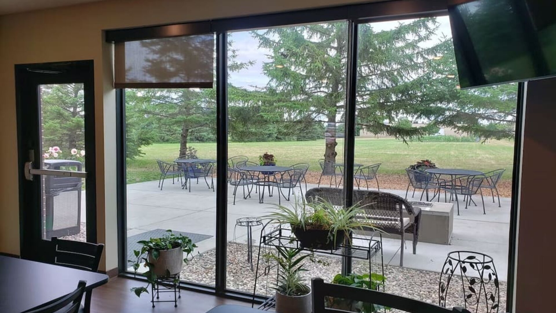 Outdoor seats available in the courtyard of the Comfort Inn & Suites Mankato.