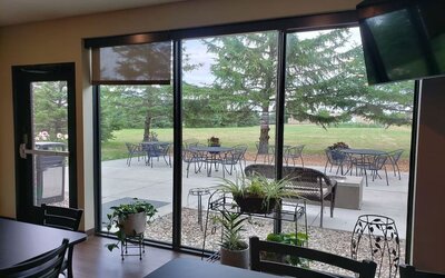 Outdoor seats available in the courtyard of the Comfort Inn & Suites Mankato.