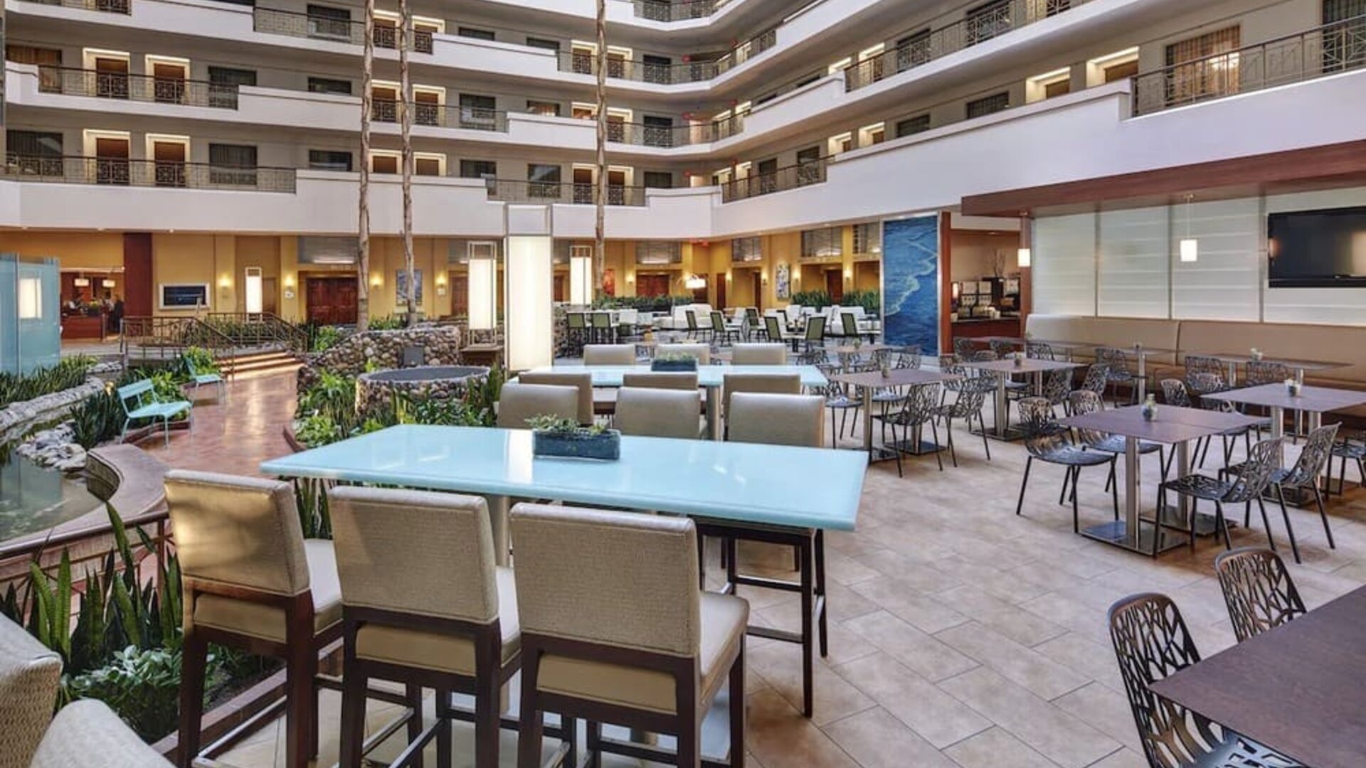 Dining area at Embassy Suites By Hilton San Diego-La Jolla.