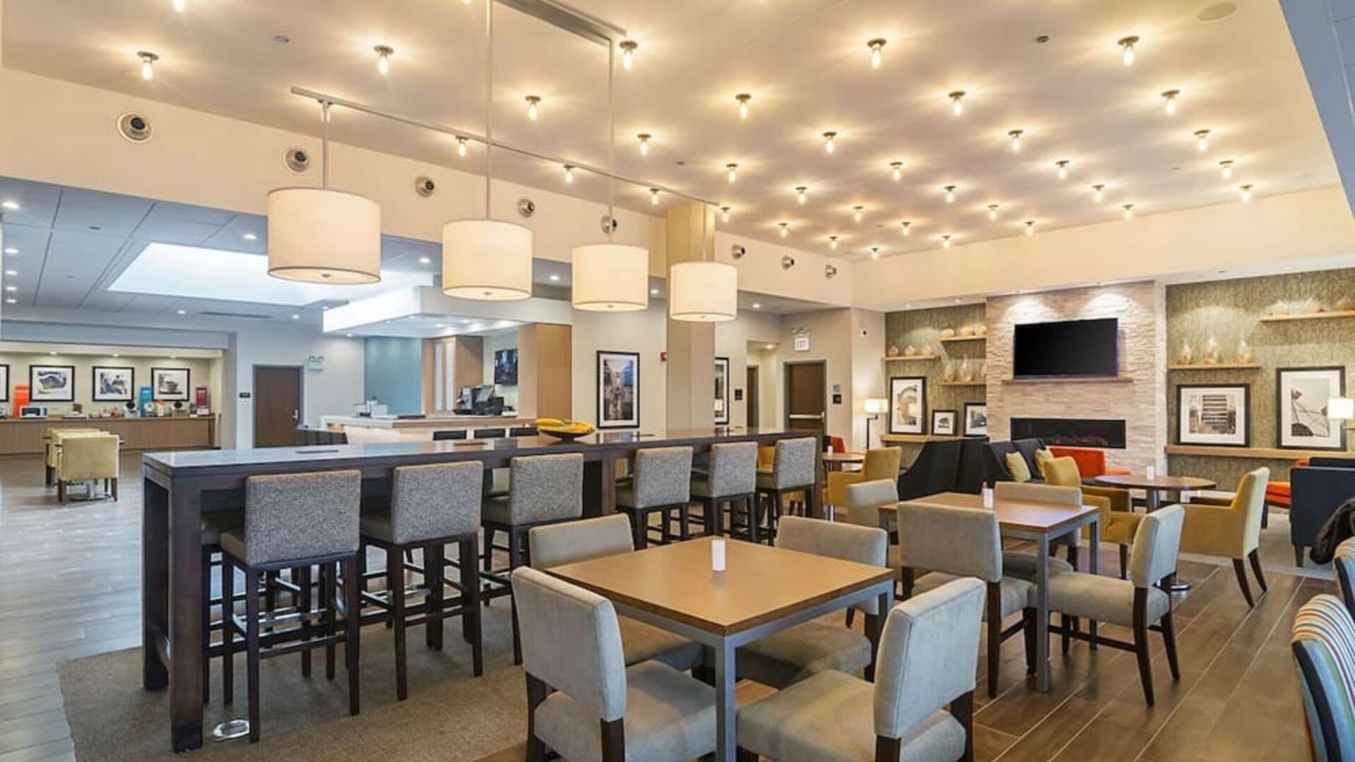 Dining and coworking area at Hampton Inn Chicago North/Loyola Station.