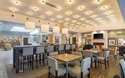 Dining and coworking area at Hampton Inn Chicago North/Loyola Station.