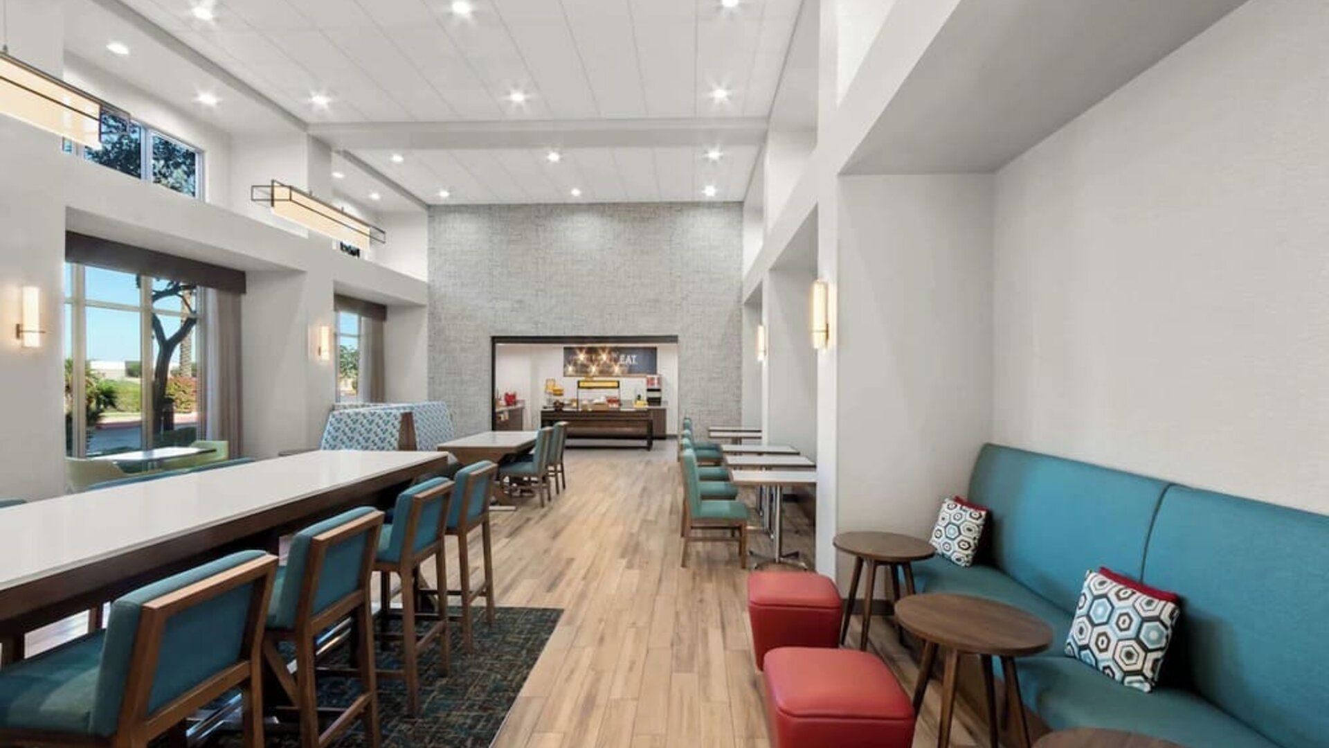 Breakfast area perfect for coworking at Hampton Inn & Suites Phoenix/Gilbert.