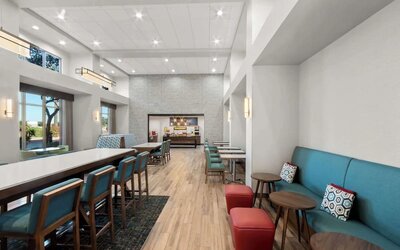 Breakfast area perfect for coworking at Hampton Inn & Suites Phoenix/Gilbert.