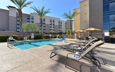 Sun loungers beside the pool at Hampton Inn & Suites Phoenix/Gilbert.