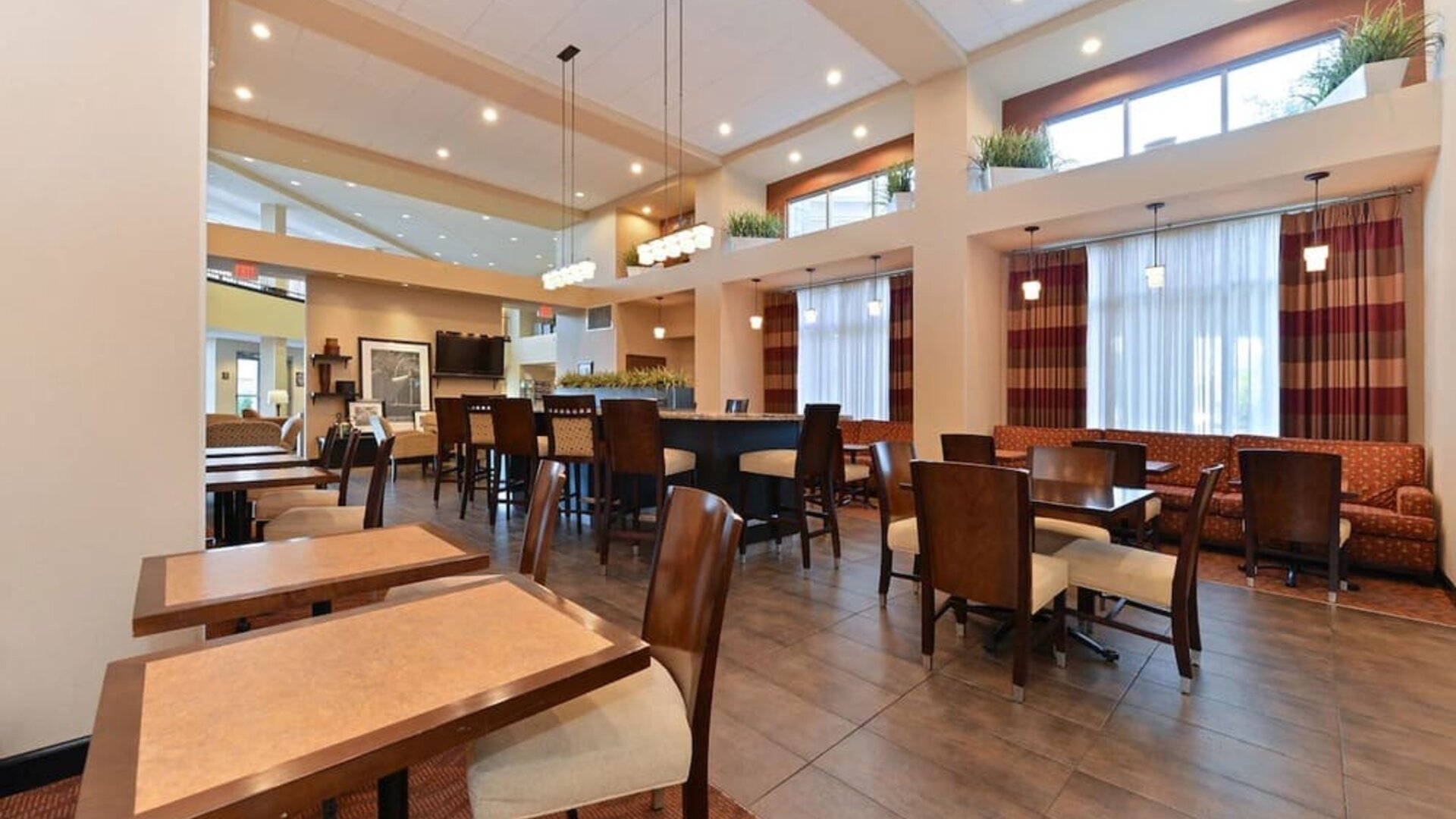 Dining area perfect for coworking at Hampton Inn & Suites Phoenix/Gilbert.