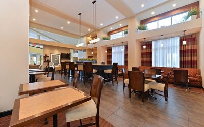 Dining area perfect for coworking at Hampton Inn & Suites Phoenix/Gilbert.