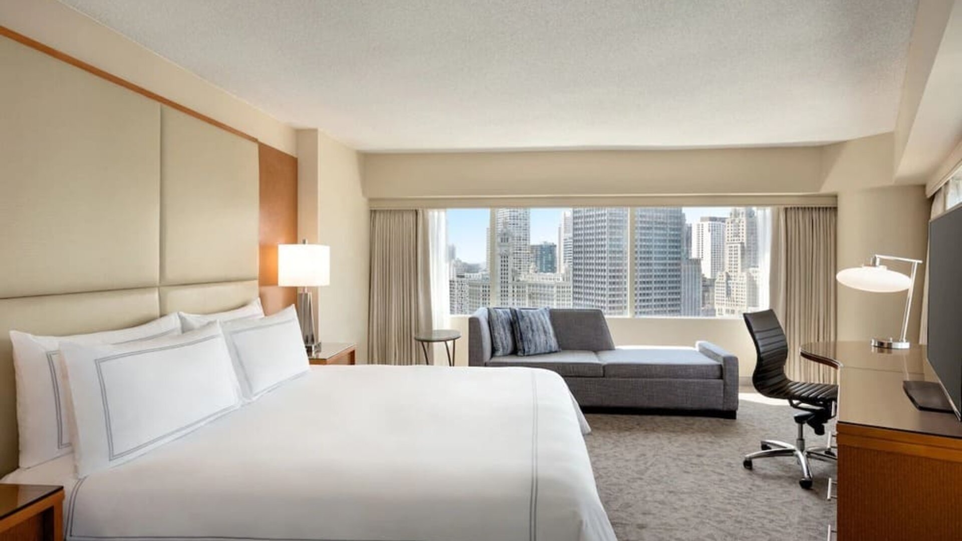 Romantic king room at Swissotel Chicago.