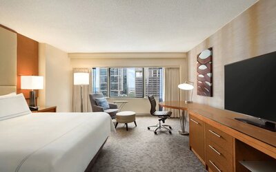 King room with TV at Swissotel Chicago.