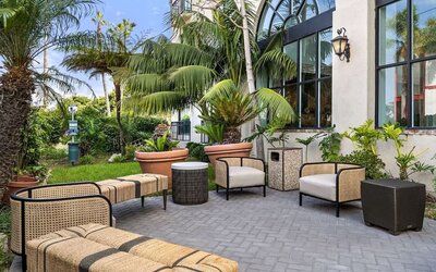 Plenty of seats in the courtyard of Embassy Suites By Hilton Los Angeles International Airport South.