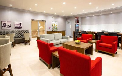 Executive lounge perfect for coworking at Hilton Chicago-Northbrook.