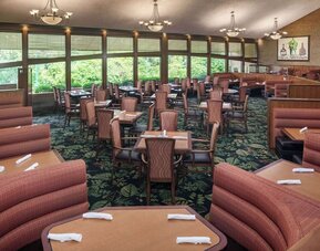 Dining area perfect for coworking at Hilton Chicago-Northbrook.