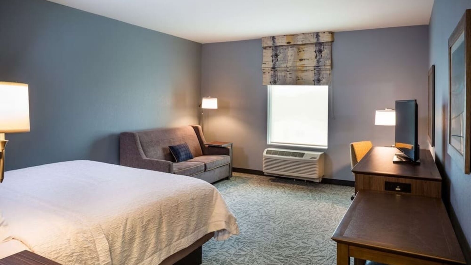 Day use room with work desk and sofa at Hampton Inn Atlantic City Absecon, NJ.
