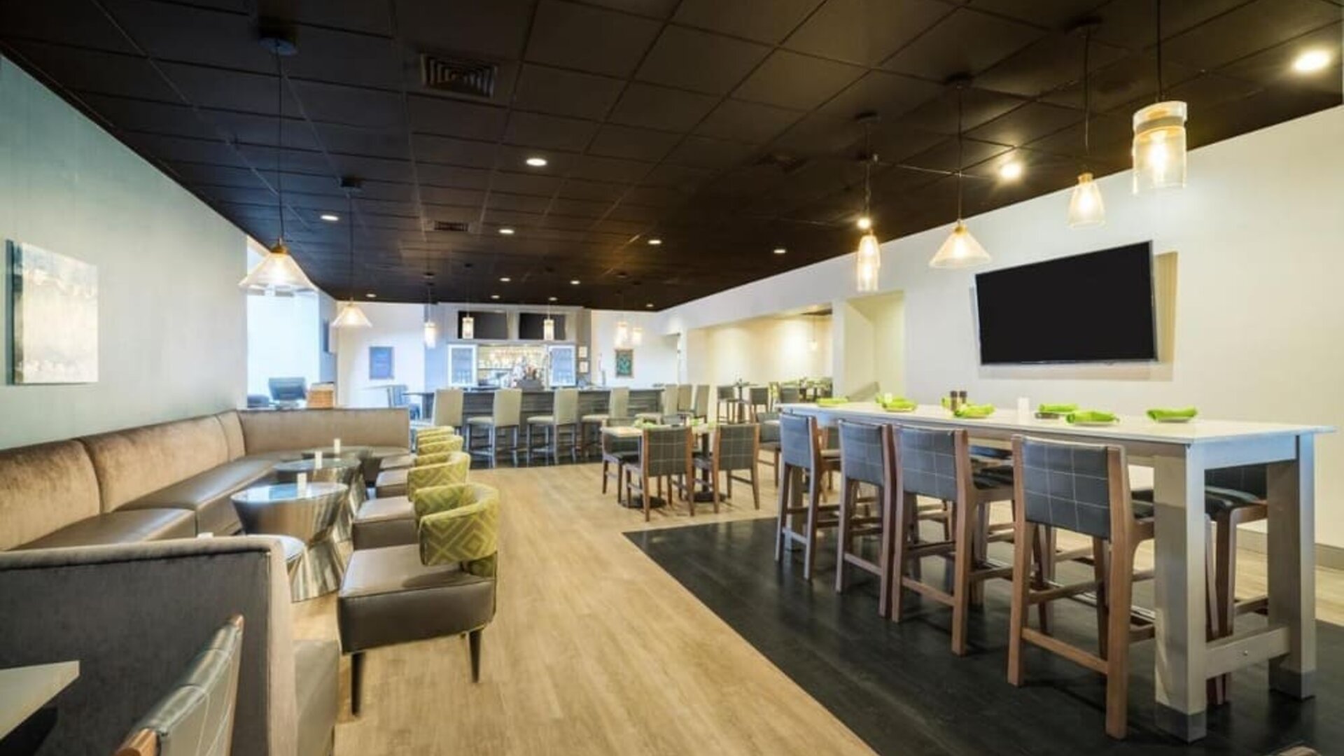 Bar and lounge area at EnVision Hotel And Conference Center Mansfield Foxboro.