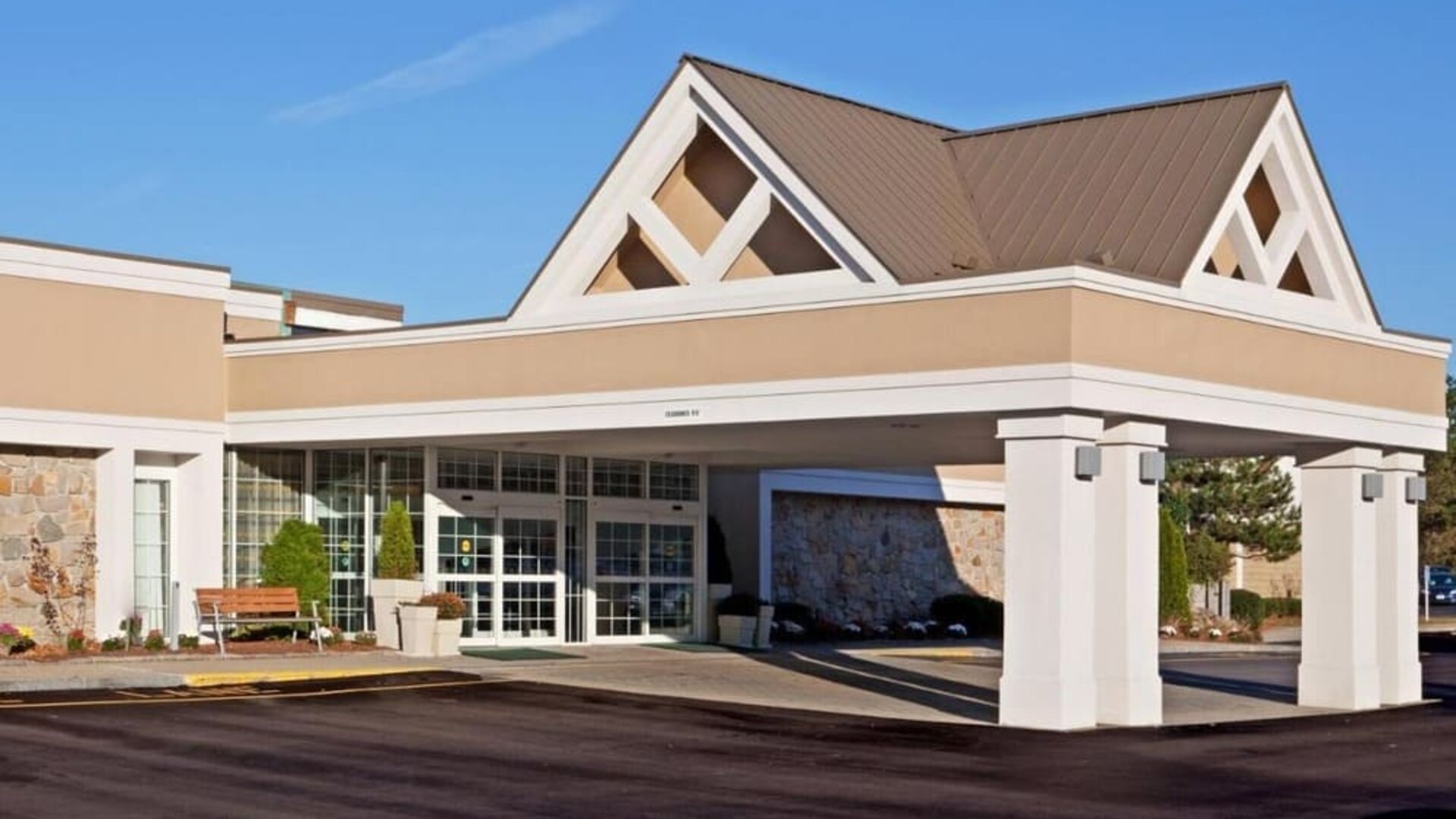 Entrance at EnVision Hotel And Conference Center Mansfield Foxboro.