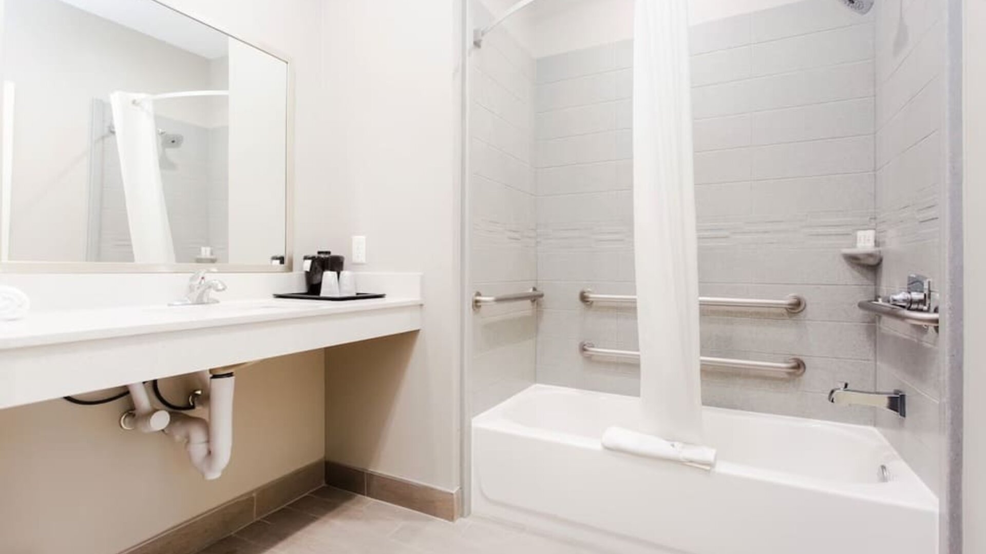 Private guest bathroom at Express Inn - Spring.
