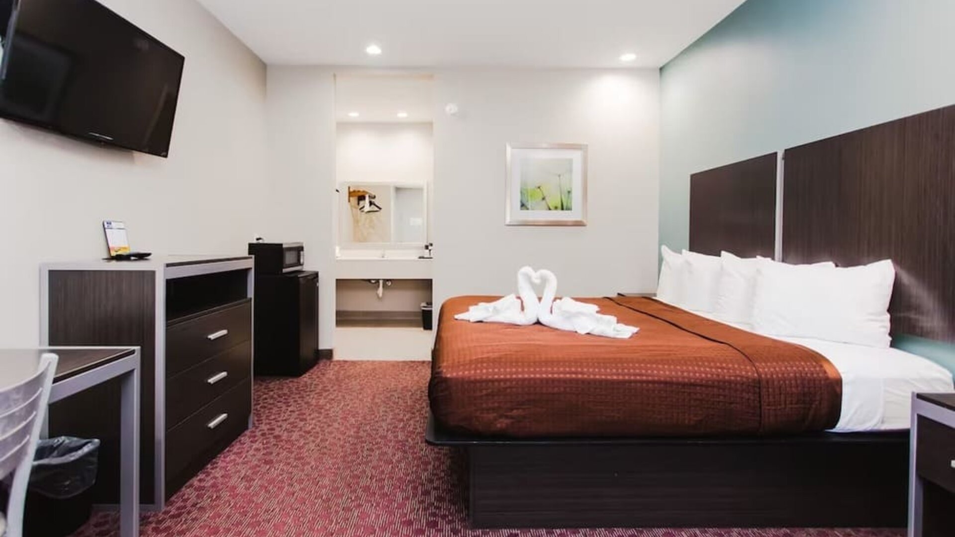 Day use room with workdesk and private bathroom at Express Inn - Spring.