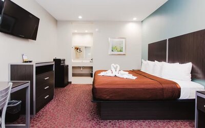 Day use room with workdesk and private bathroom at Express Inn - Spring.