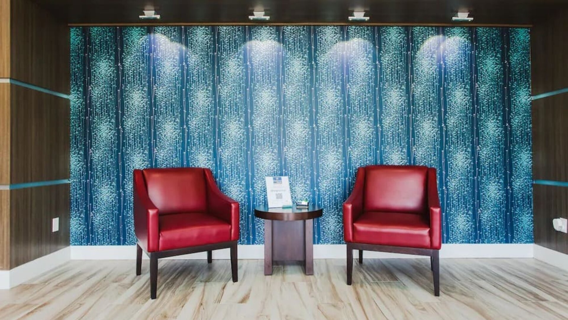 Lobby lounge at Express Inn - Spring.