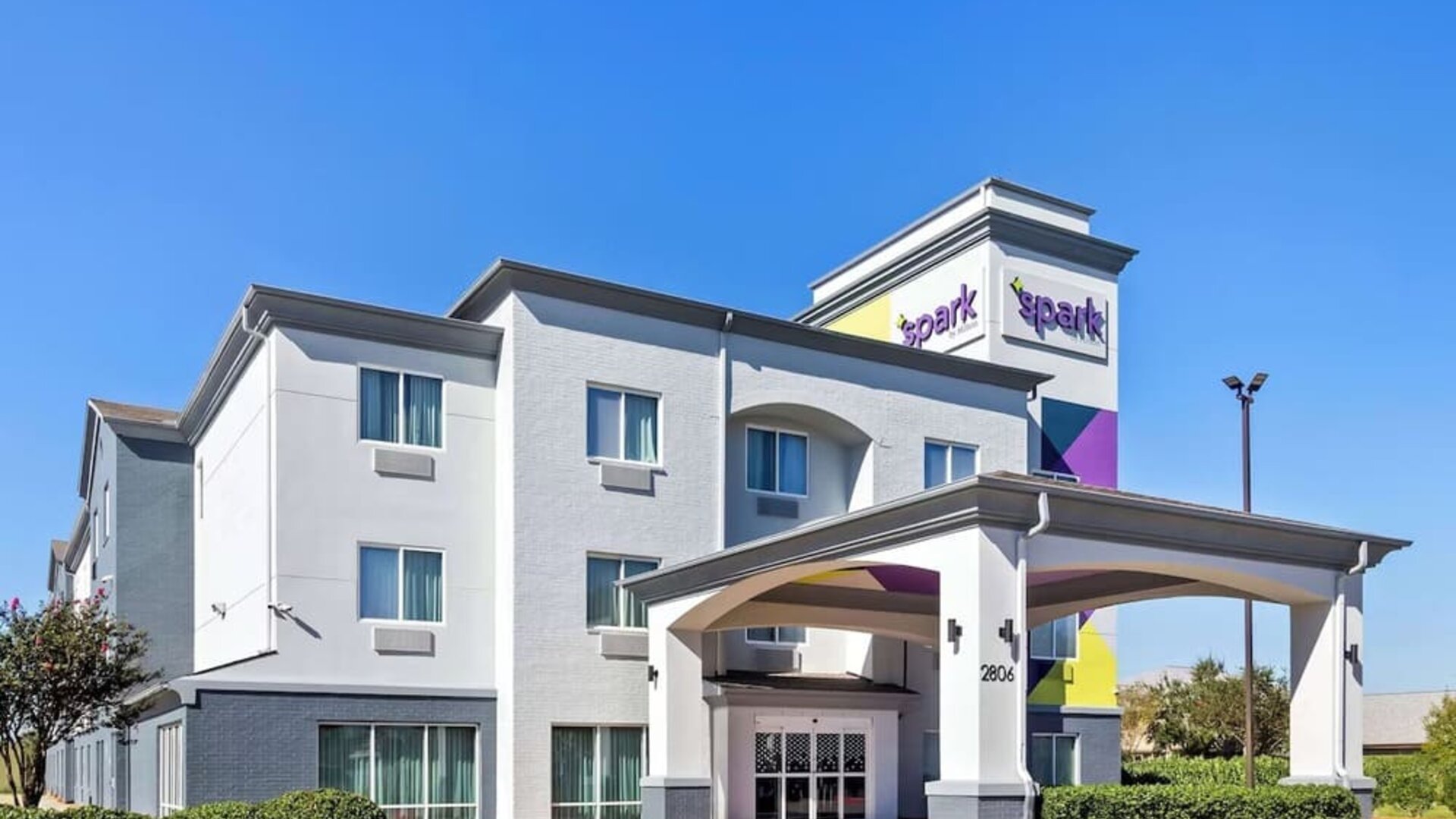 Hotel exterior at Spark By Hilton Pearland.