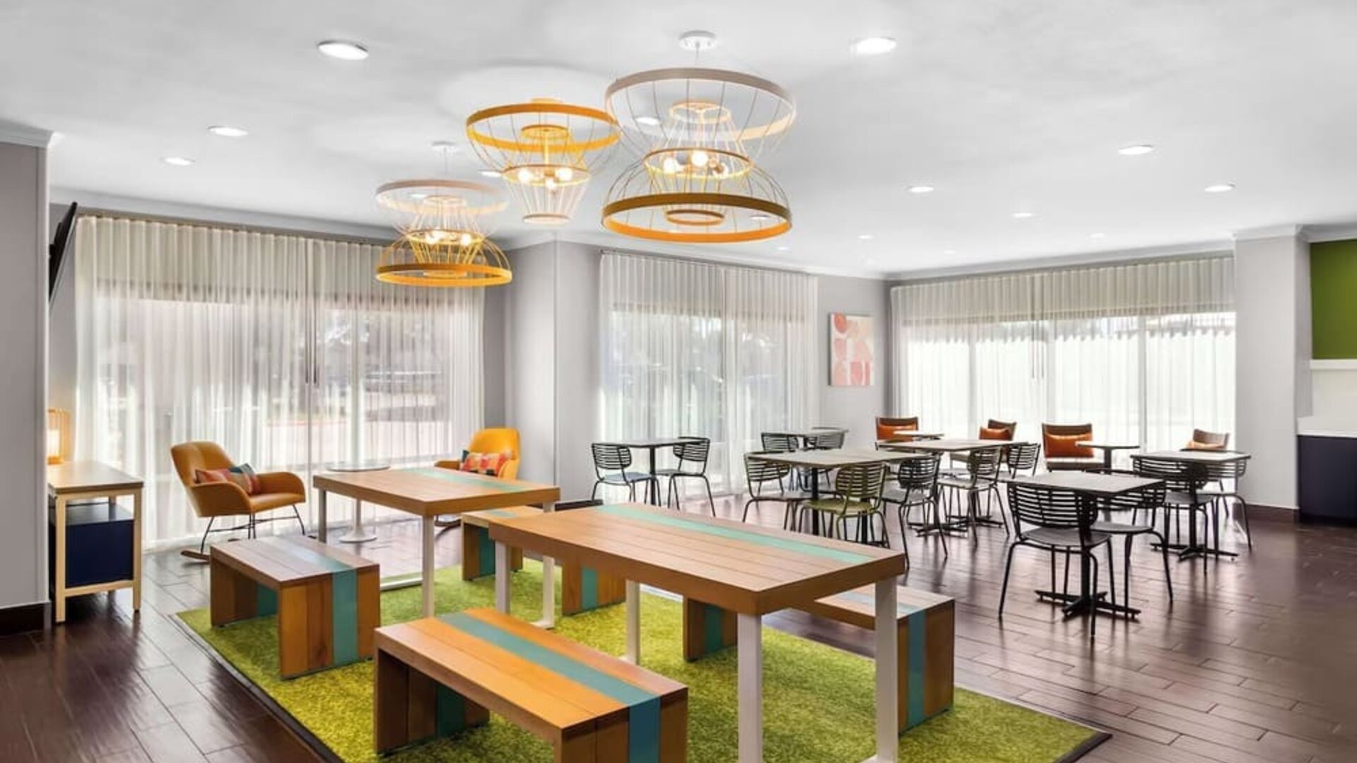 Dining area at Spark By Hilton Pearland.