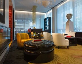 Comfortable obby lounge with fireplace at Royal Sonesta Chicago River North.