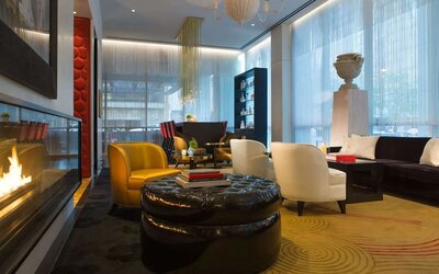 Comfortable obby lounge with fireplace at Royal Sonesta Chicago River North.