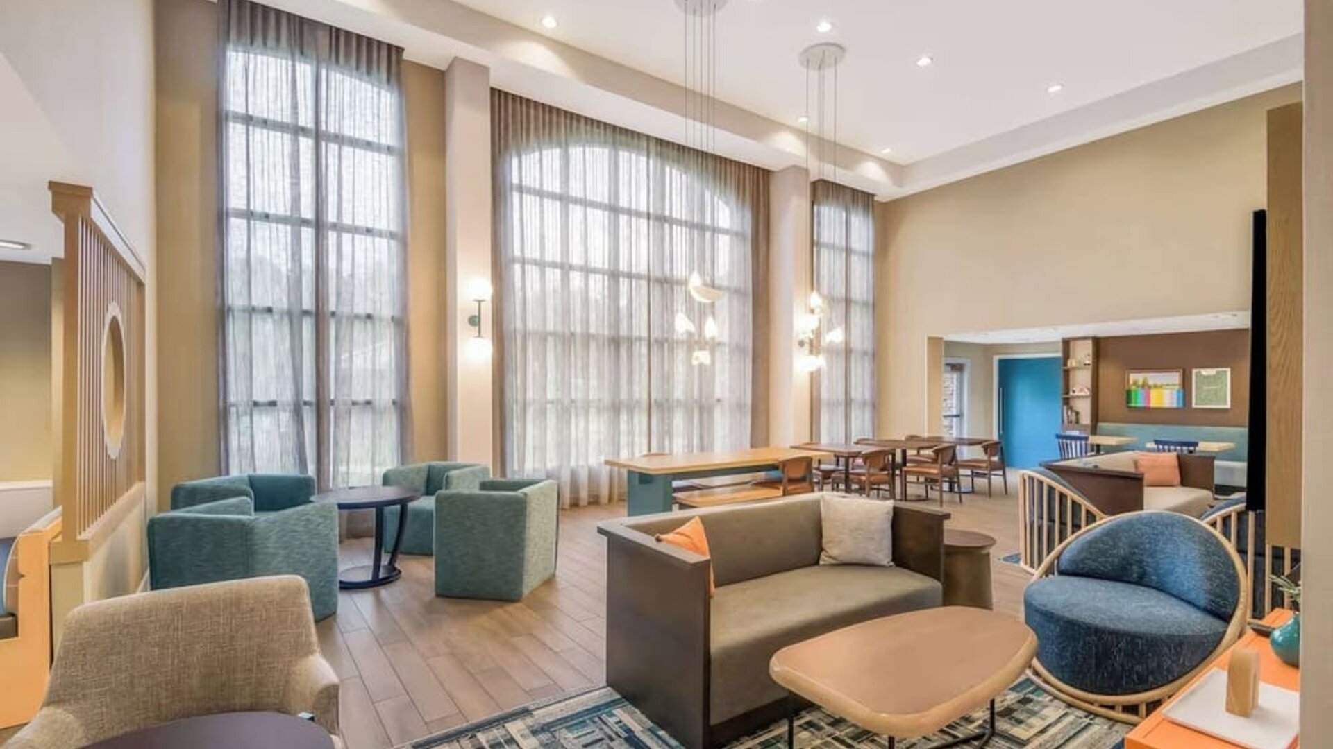 Comfortable lobby lounge, perfect for coworking at Sonesta ES Suites San Antonio Downtown Alamo Plaza.