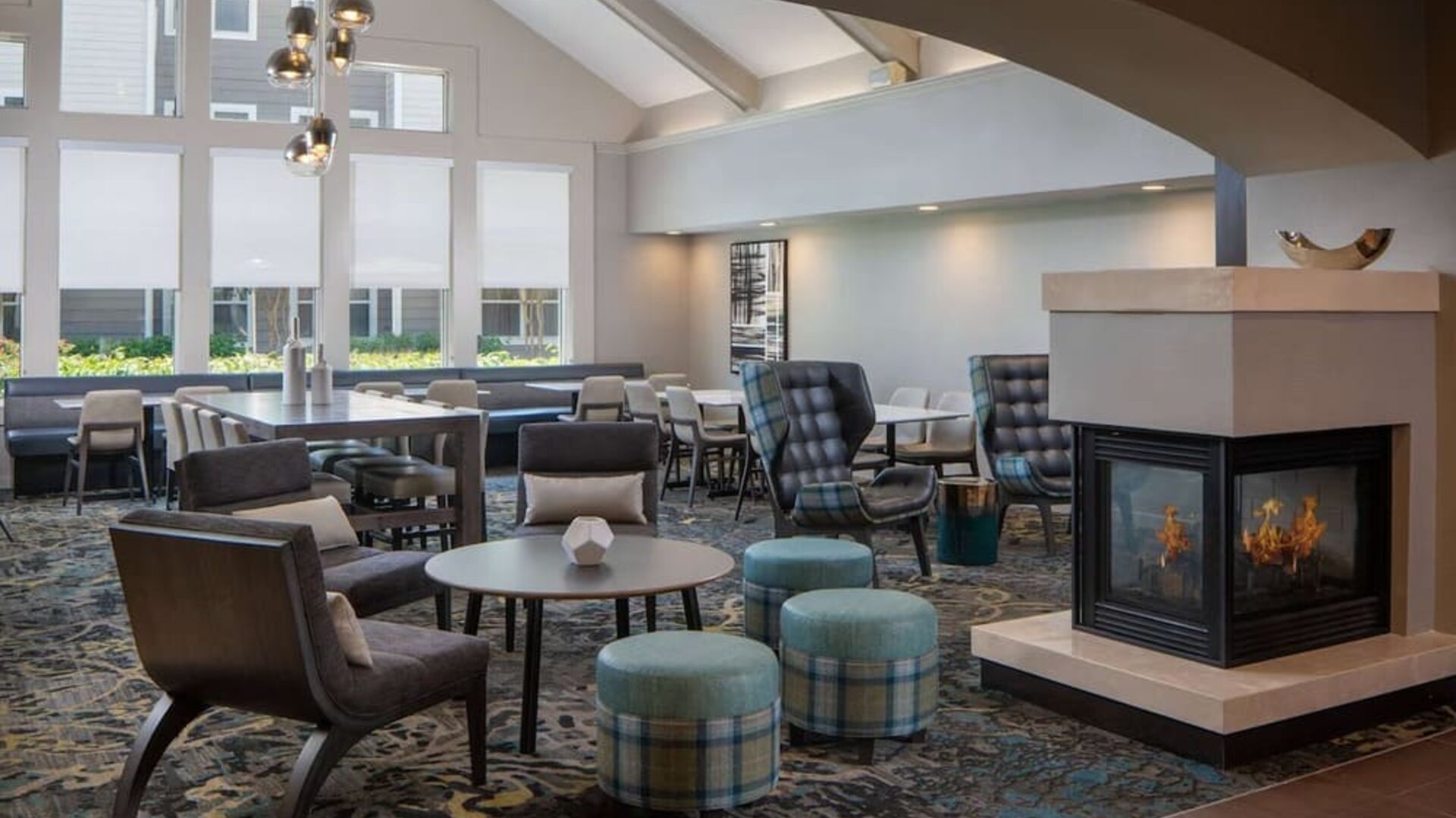 Dining area at Sonesta ES Suites Fairfax Fair Lakes.