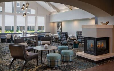 Dining area at Sonesta ES Suites Fairfax Fair Lakes.