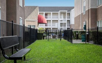 Outdoor patio at Sonesta ES Suites Dallas Medical Market Center.
