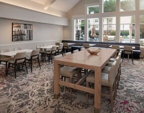 Dining area at Sonesta ES Suites Atlanta Alpharetta North Point Mall.