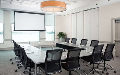 Meeting room with natural light at Hilton Philadelphia At Penn's Landing.