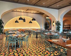 Dining area perfect for coworking at Hilton Orlando.