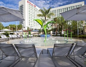 Fountain surrounded by sun loungers at Hilton Orlando.