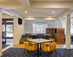 Dining area with comfortable seating at Sonesta Select Pleasant Hill.