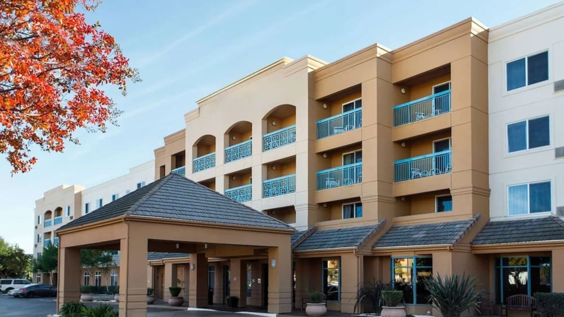Exterior view and parking area at Sonesta Select Pleasant Hill.