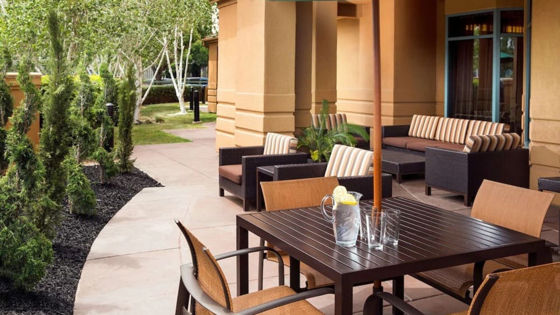Outdoor seating area at Sonesta Select Pleasant Hill.
