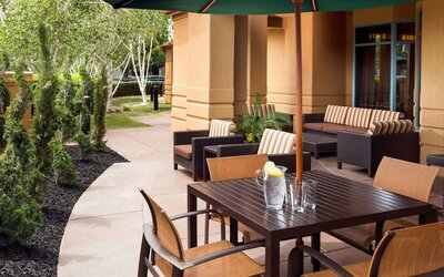 Outdoor seating area at Sonesta Select Pleasant Hill.