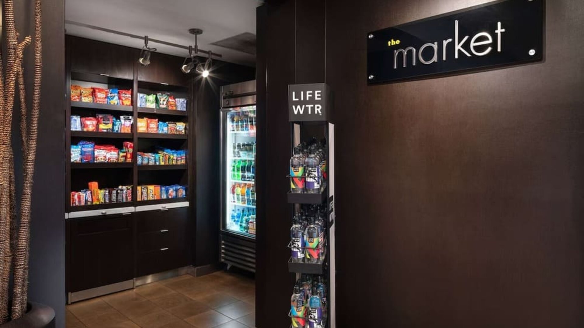 Convenience store at Sonesta Select Phoenix Camelback.