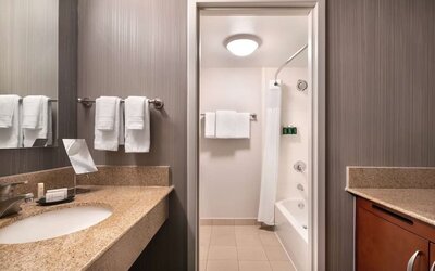 Private guest bathroom with combined shower and tub at Sonesta Select Phoenix Camelback.