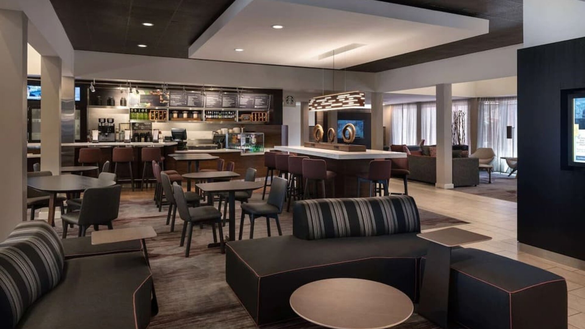 Dining area with comfortable seating, perfect for coworking at Sonesta Select Phoenix Camelback.