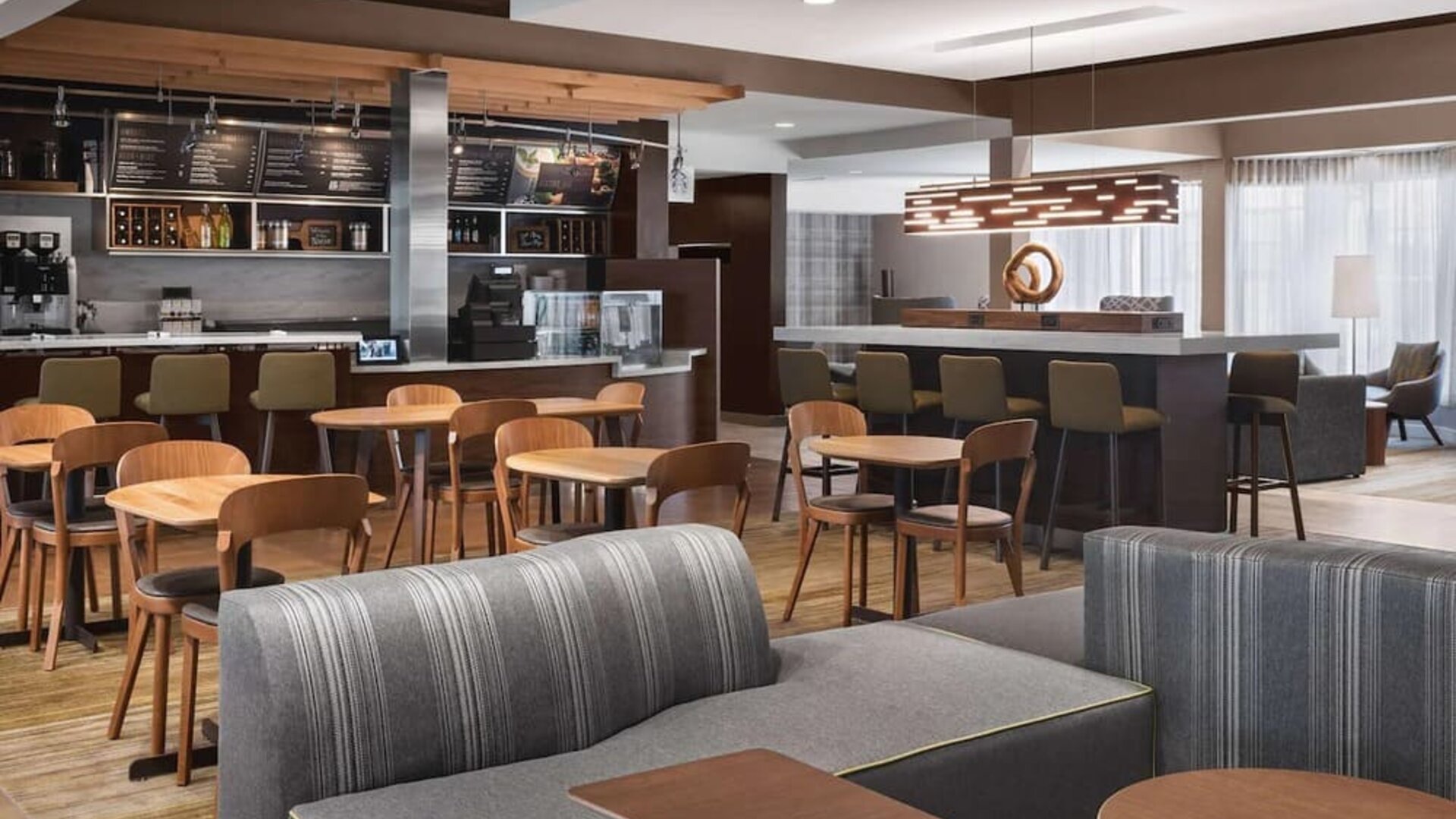 Dining area at Sonesta Select Newport Middletown.