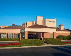 Entrance at Sonesta Select Indianapolis Carmel.